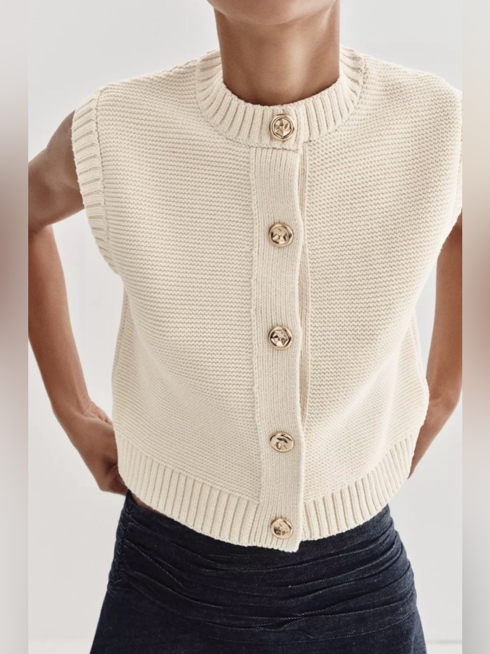 ZARA GOLD BUTTON KNIT VEST NWT
Size: M * Color: ECRU